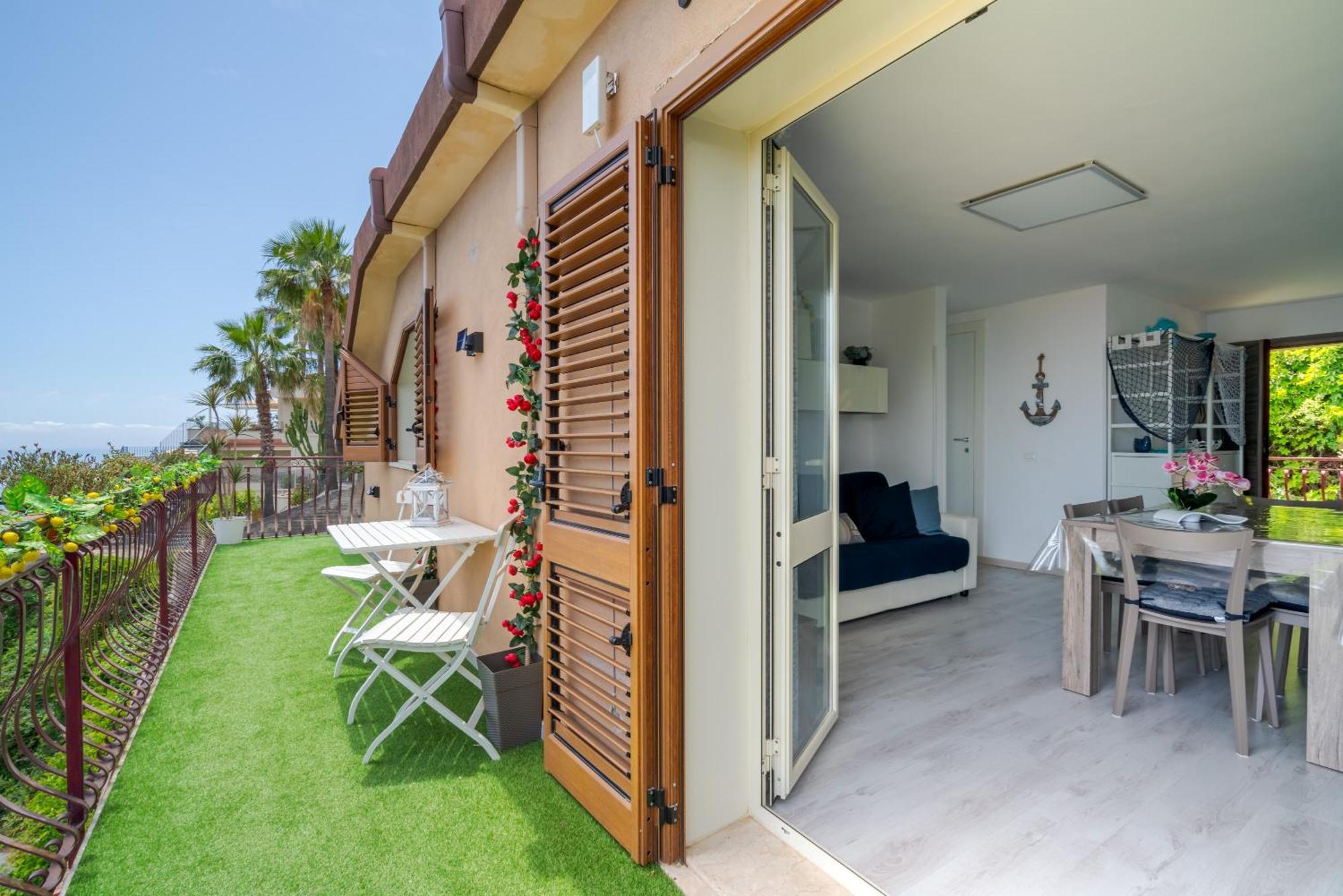 La Goccia Sul Mare Apartment Letojanni Bagian luar foto